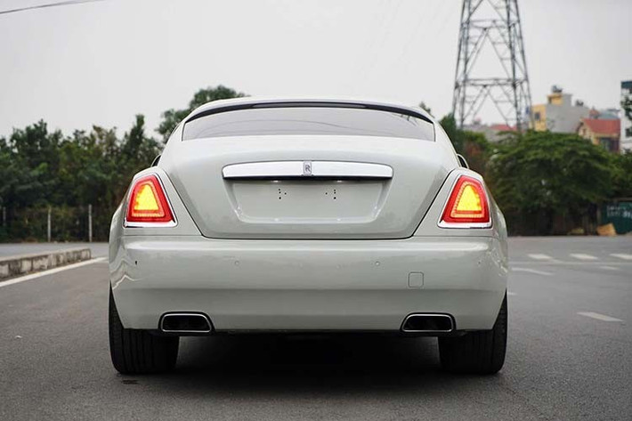 Khi mới về nước xe siêu sang Rolls-Royce Wraith có giá khoảng từ 20 tỷ đồng, như vậy có thể thấy xe chỉ rớt giá đâu đó khoảng hơn 10 tỷ đồng sau khoảng 10 năm xuất hiện.