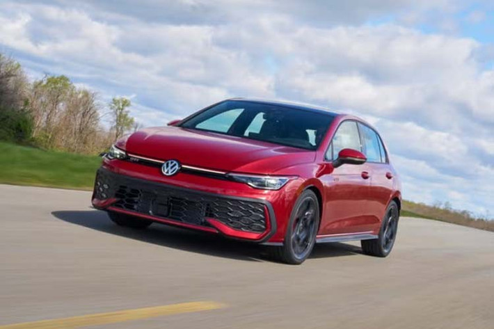 Thông tin Golf sắp ra mắt hiện đã được Volkswagen Việt Nam xác nhận. Một số đại lý cũng tiết lộ xe có thể được ra mắt ngay trong tháng 9 tới. Đây là lần đầu tiên Volkswagen Golf được phân phối chính thức tại Việt Nam, thay vì qua các đơn vị nhập khẩu không chính hãng như trước đây.