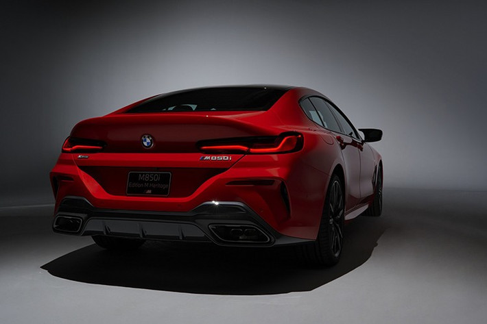Phiên bản M850i Edition M Heritage 2026 hiện đã có thể đặt hàng với giá khởi điểm 130.400 đô la, chưa bao gồm 1.175 đô la phí vận chuyển. Mức giá này cao hơn 21.000 đô la so với M850i xDrive Gran Coupe tiêu chuẩn, mặc dù các trang bị và chi tiết độc quyền có thể sẽ cao hơn mức chênh lệch giá.