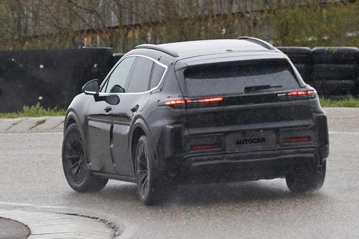 Mặc dù ưu tiên động cơ đốt trong ở giai đoạn đầu, Porsche khẳng định không từ bỏ tham vọng điện hóa hoàn toàn dòng xe này. Một phiên bản K1 thuần điện vẫn nằm trong kế hoạch dài hạn và sẽ được kích hoạt khi thị trường cũng như hạ tầng sạc toàn cầu đạt đến độ chín muồi.