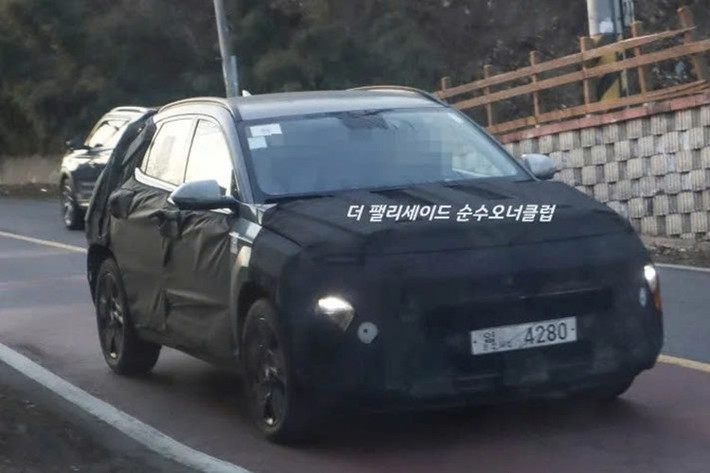 Phần đầu xe được dự đoán sẽ có cụm đèn thanh mảnh hơn, bố cục mới hiện đại hơn theo triết lý thiết kế mới của Hyundai. Tỷ lệ thân xe có xu hướng thẳng đứng hơn, tạo cảm giác bề thế và mạnh mẽ hơn khi nhìn trực diện.