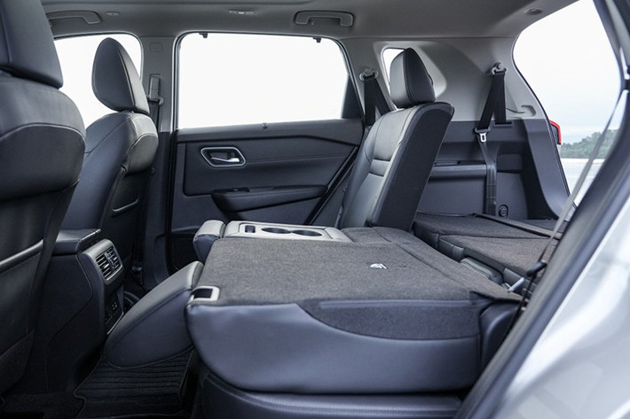 Nội thất được cải tiến với vô-lăng thiết kế lại, chất liệu da cao cấp mới và ghế trước chỉnh điện 10 hướng trên bản ST-L. Từ phiên bản ST-L trở lên, xe được trang bị hệ thống camera 3D Around View Monitor nâng cấp với chế độ quan sát “Skeleton Hood” và hỗ trợ quan sát giao lộ chữ T.