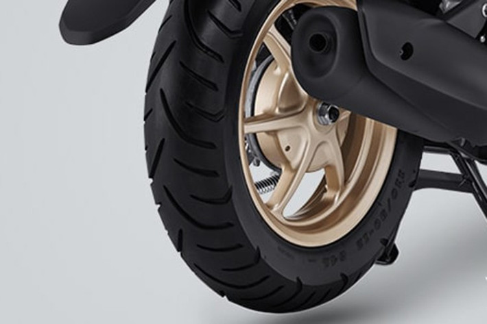 FreeGO 125 2025 vẫn dùng cụm đồng hồ LCD toàn phần nhưng được bổ sung khả năng kết nối với smartphone qua ứng dụng Y-Connect (trên bản Connected), cho phép người dùng nhận thông báo tin nhắn, cuộc gọi, theo dõi tình trạng xe, lịch bảo dưỡng – vốn là tính năng hiếm gặp ở xe tay ga phổ thông.