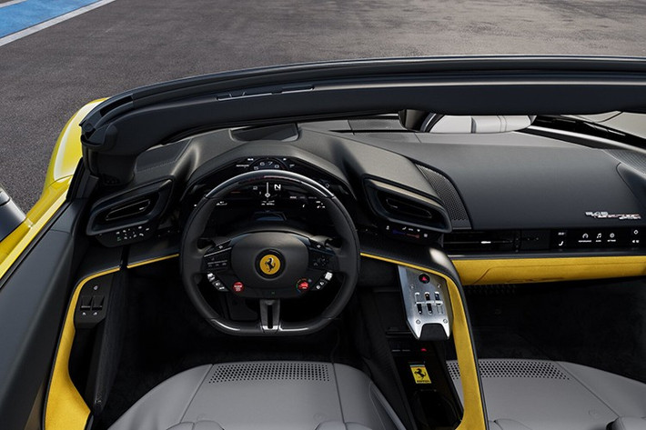 Bên trong, nội thất được thiết kế xoay quanh giao diện người-máy (HMI) tập trung vào người lái. Vô lăng mới tích hợp các nút bấm cơ học đặc trưng của Ferrari, bao gồm nút khởi động động cơ mang tính biểu tượng, cùng với các nút điều khiển cảm ứng cho hệ thống hybrid eManettino.