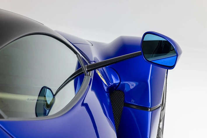 Màu sắc là điểm nổi bật của LaFerrari. Nếu như các màu truyền thống của Ferrari là Rossa Corsa thì chiếc xe này đã được cá nhân hoá từ chương trình Tailor Made chính hãng, mang tông màu xanh dương lấp lánh - Blu Elettrico, nổi bật với một số chi tiết carbon trên thân xe.