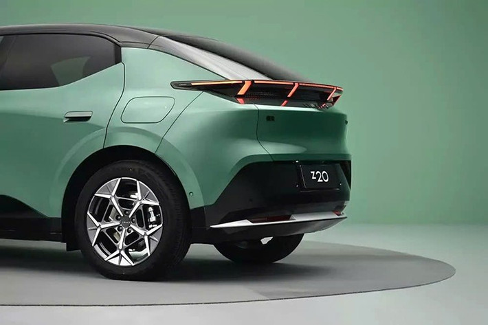 Dù có sự điều chỉnh về thông số, các phiên bản mới của Z20 vẫn giữ nguyên ngôn ngữ thiết kế “The Next Day” của Lynk &amp; Co với các chi tiết đặc trưng như rãnh thoát nước ẩn, cửa và gương chiếu hậu không viền.