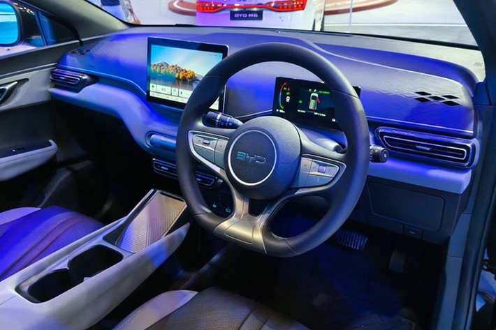 Phiên bản Premium được trang bị thêm vô-lăng điều chỉnh 4 hướng (bản Dynamic chỉ điều chỉnh gật gù), ghế lái chỉnh điện (Dynamic chỉnh cơ), sạc điện thoại không dây và cửa kính người lái một chạm chống kẹt. Đặc biệt, bản Premium có 6 túi khí (trước, bên hông và rèm) trong khi bản Dynamic chỉ có 4 túi khí do thiếu túi khí bên hông.