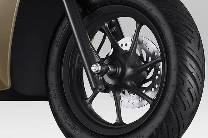 Về động cơ, Honda Genio 2026 tiếp tục sử dụng khối SOHC eSP 110cc với hệ thống phun xăng điện tử PGM-FI, sản sinh công suất tối đa 6,6 kW tại 7.500 vòng/phút và mô-men xoắn cực đại 9,3 Nm tại 5.500 vòng/phút.