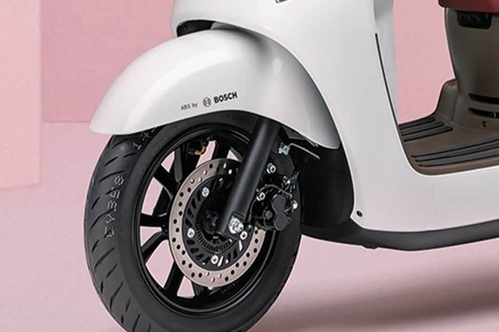 Về sức mạnh, Haojue Lumi 125 2026 được trang bị động cơ ESS thế hệ thứ hai, loại 4 thì, xi-lanh đơn, dung tích 124cc, làm mát bằng không khí, cho công suất cực đại 9,4 mã lực tại 7.500 vòng/phút và mô-men xoắn 10 Nm tại 5.000 vòng/phút.