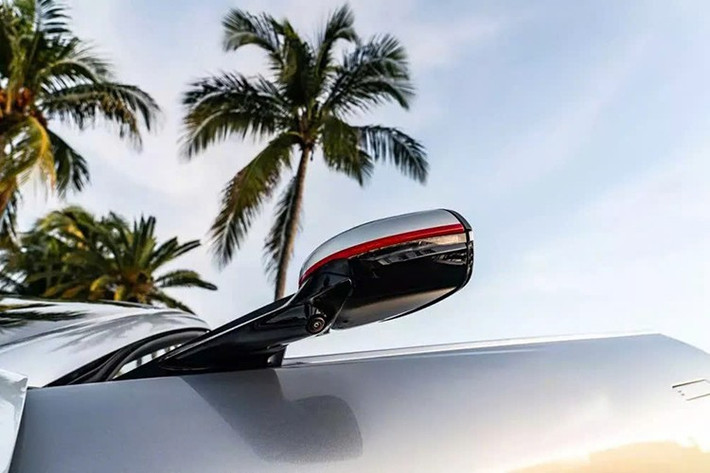 Được Holman Motorcars Fort Lauderdale đặt hàng và tạo ra thông qua chương trình cá nhân hóa Elite Q của Aston Martin, bộ đôi du thuyền được thiết kế để "nắm bắt tinh thần của đại dương".