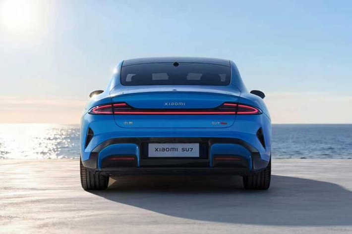 Trước hết, kiến trúc điện của xe đã được nâng cấp lên mức điện áp cao hơn. Trước đây, bản Standard và Pro dùng hệ thống 400V trong khi bản Max sử dụng hệ thống 871V. Với bản nâng cấp, hai phiên bản thấp nay đã được trang bị hệ thống 752V còn bản Max tăng nhẹ lên 897V.