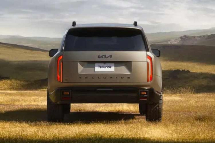 Ngay cả phiên bản LX cơ bản cũng được trang bị đầy đủ các tính năng công nghệ và tiện nghi. Chúng bao gồm hệ thống điều hòa ba vùng, hệ thống định vị tích hợp trên bảng điều khiển với màn hình cảm ứng 12,3 inch và hỗ trợ Android Auto và Apple CarPlay không dây.