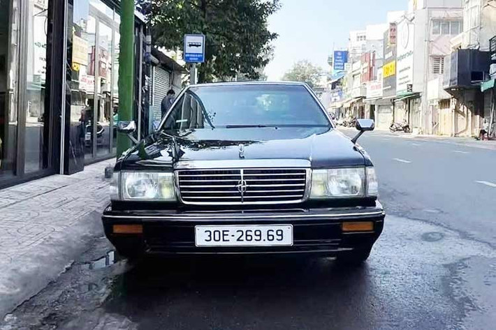Vào tháng 6/1989, Nissan Cedric với động cơ VG20DET đã cung cấp hộp số tự động 5 cấp điều khiển điện tử toàn dải đầu tiên trên thế giới, Jatco 5R01. Đồng thời, động cơ được trang bị bộ làm mát trung gian và kết quả là công suất tăng từ 185 lên 210 PS. Động cơ diesel 6 xi-lanh cũng được cập nhật vào tháng 8 năm 1999, chuyển sang động cơ RD28E sạch hơn và mạnh mẽ hơn một chút, có bơm phun nhiên liệu kiểu phân phối được điều khiển điện tử.