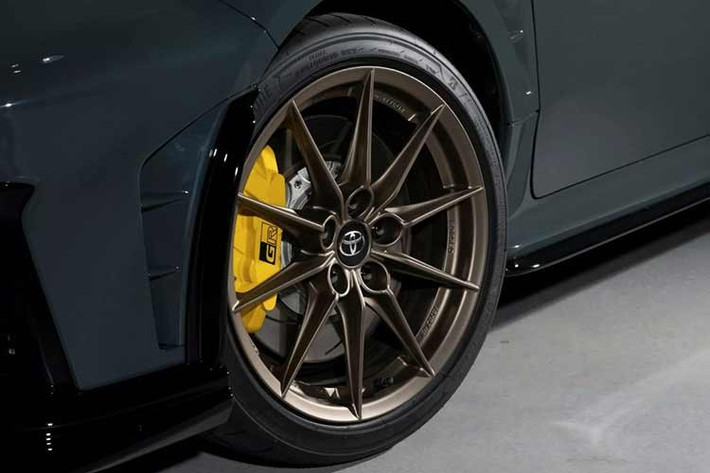 Ngoài ra, hệ dẫn động 4 bánh cũng được nâng cấp với chế độ Morizo, phân bổ lực kéo trước-sau theo tỷ lệ 50:50 – thay thế chế độ Gravel 53:47 trước đó. Trợ lực lái điện cũng được tinh chỉnh để nâng cao phản hồi vô-lăng.