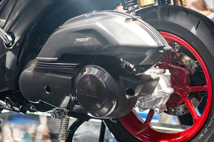 Về động cơ, Yamaha sử dụng khối động cơ Blue Core 155cc VVA 4 van, cải tiến bề mặt xi-lanh để giảm ma sát, đồng thời thay thế bộ đẩy xích cam bằng loại thuỷ lực giúp vận hành êm hơn và bền hơn.