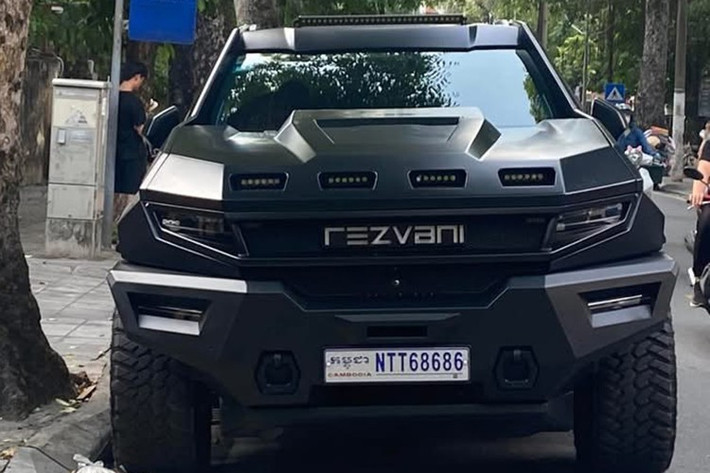 Mới đây, trên con phố Lý Nam Đế, Hà Nội đã xuất hiện 1 chiếc xe vô cùng đặc biệt xuất hiện ở đây, với ngoại hình hầm hố, và to cao, rất ít người dân xung quanh biết được lý lịch của nó, chỉ đoán rằng chiếc xe này có thể chống đạn.