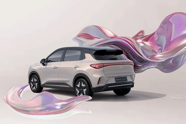 Bên sườn, Wuling Bingo S sở hữu thiết kế thân xe hai tông màu với cột A, B, và C đều được sơn đen. Tay nắm cửa truyền thống vẫn được giữ lại. Ngoài ra, cổng sạc nhanh và sạc chậm được bố trí ở chắn bùn phía trước bên trái. Ngoài ra, mẫu xe này còn được trang bị mâm 16 inch với thiết kế 5 chấu kép và phối 2 tông màu, mang phong cách trẻ trung.