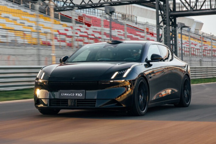 Lynk &amp; Co 10 EM-P có hai tùy chọn pin lithium-sắt-photphat (LFP) với dung lượng 18,4 kWh và 38,2 kWh. Cụm pin tiêu chuẩn cho phạm vi vận hành chỉ bằng mô-tơ điện là 100 km theo tiêu chuẩn CLTC và mức tiêu hao nhiên liệu 5,27 lít/100 km. Cụm pin cao cấp hơn cung cấp phạm vi di chuyển 192 km mà không cần dùng động cơ xăng và mức tiêu thụ nhiên liệu 5,47 lít/100 km.