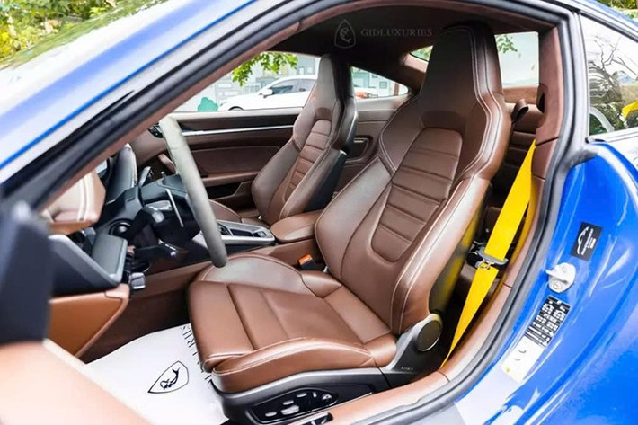 Porsche 911 Turbo S còn được trang bị thanh ba-bô-lê khí động lực học và bộ vành hợp kim 5 chấu sơn phối 2 màu thể thao, khe gió màu đen ở trước chắn bùn sau, nóc màu tương phản. Xe có cánh gió đuôi chỉnh điện.