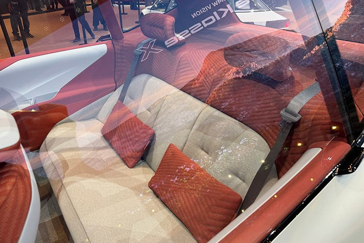 BMW cho biết hệ truyền động thế hệ thứ 6 mang lại bước tiến lớn về hiệu suất và phạm vi hoạt động. Cụ thể, phiên bản BMW iX3 M50 xDrive có thể đạt phạm vi tối đa lên tới 800 km theo tiêu chuẩn WLTP. Nhờ khả năng hỗ trợ sạc nhanh công suất 400 kW, chỉ 10 phút sạc có thể chạy được hơn 350 km.