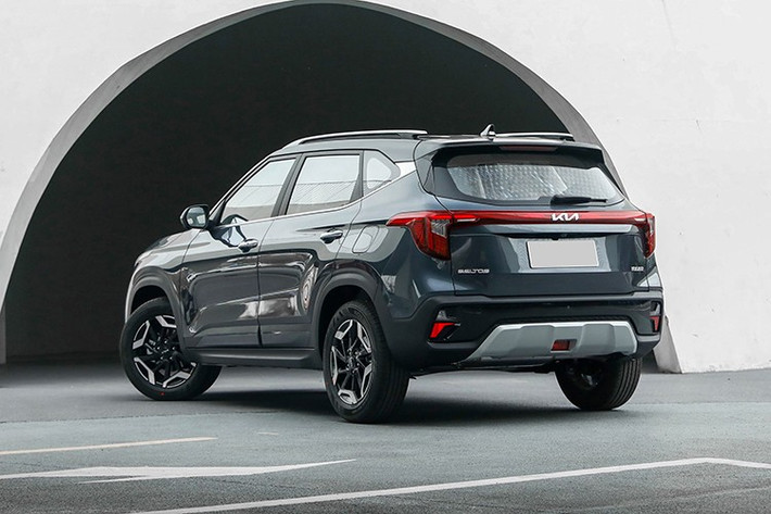 Đáng chú ý, hãng xe Hàn Quốc còn áp dụng các chương trình ưu đãi đặc biệt dành riêng cho thị trường tỷ dân. Cụ thể, phiên bản Kia Seltos Luxury tại Trung Quốc có giá niêm yết 129.900 NDT (474,33 triệu đồng) nhưng đang được giảm mạnh chỉ còn 77.900 NDT (284,85 triệu đồng).