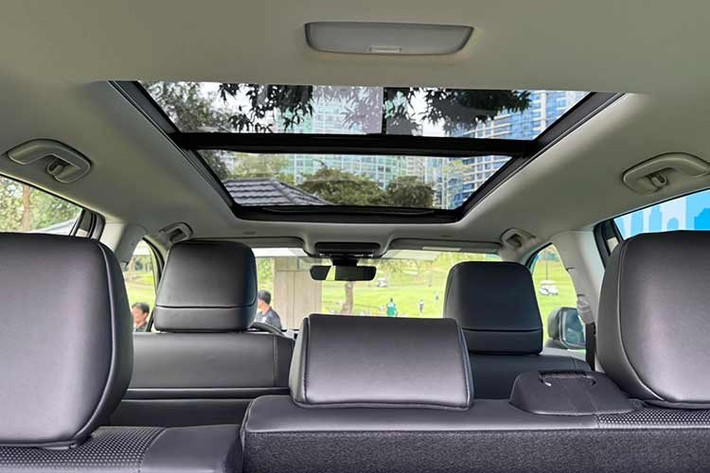 Đối với những khách hàng lựa chọn màu sơn đặc biệt Platinum White Pearl, mức giá sẽ tăng nhẹ lên 2,514 triệu Peso (khoảng 1,107 tỷ đồng). Sự phân tách rõ rệt về trang bị và giá bán giúp Toyota tiếp cận được tệp khách hàng đa dạng, từ những người ưu tiên tính thực dụng đến nhóm người dùng yêu cầu cao về tiện nghi xa xỉ.