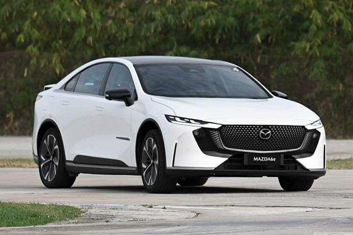 Về khả năng sạc, Mazda6e hỗ trợ chuẩn Type 2 và CCS Combo. Công suất sạc AC tối đa 11 kW và sạc nhanh DC tối đa 194 kW. Khi sạc nhanh DC, pin có thể nạp từ 30% lên 80% chỉ trong khoảng 15 phút, giúp xe di chuyển thêm khoảng 235 km. Xe được trang bị gói hỗ trợ lái nâng cao ADAS bán tự động cấp độ 2, kết hợp hệ thống cảm biến gồm camera, radar sóng milimet và cảm biến siêu âm.