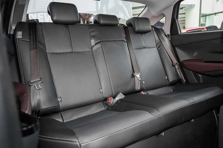 Xe sử dụng hệ truyền động hybrid thế hệ 4 do Toyota tự phát triển, khác biệt so với các mẫu hybrid DNGA khác. Động cơ xăng 1.5L 2NR-VEX chu trình Atkinson, cho công suất 91 PS và mô-men xoắn 121 Nm, kết hợp cùng mô-tơ điện 80 PS/141 Nm. Tổng công suất đạt 111 PS, tiêu thụ nhiên liệu chỉ 3,6L/100 km (tương đương 27,8 km/l) – một trong những mức tiết kiệm tốt nhất phân khúc.