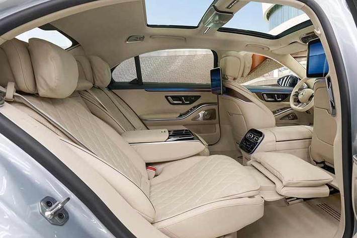 Không gian phía sau tiếp tục là điểm nhấn của S-Class. Phiên bản 2026 được bổ sung hai màn hình giải trí 13,1 inch gắn sau lưng ghế trước, hỗ trợ các ứng dụng trực tuyến và camera độ nét cao phục vụ họp video. Hệ thống âm thanh tiêu chuẩn là Burmester 3D surround, với tùy chọn cao cấp hơn sử dụng Dolby Atmos và tổng cộng tới 39 loa, hướng đến trải nghiệm giải trí cao cấp cho toàn bộ khoang xe.