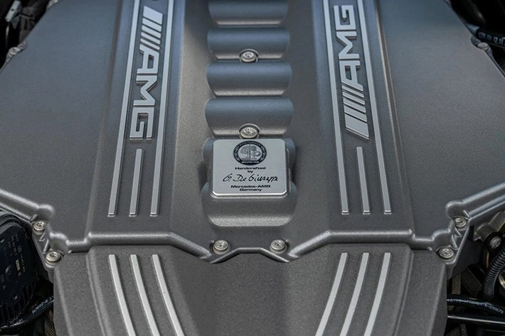 Nhãn giá gốc bao gồm địa điểm giao xe đầu tiên tại Mercedes-Benz of Stevens Creek ở San Jose, California, cùng với màu sắc, trang bị từ nhà máy và tổng giá bán lẻ là 224.605 USD (theo tỷ giá năm 2015 mức quy đổi là 5.049 tỷ đồng).