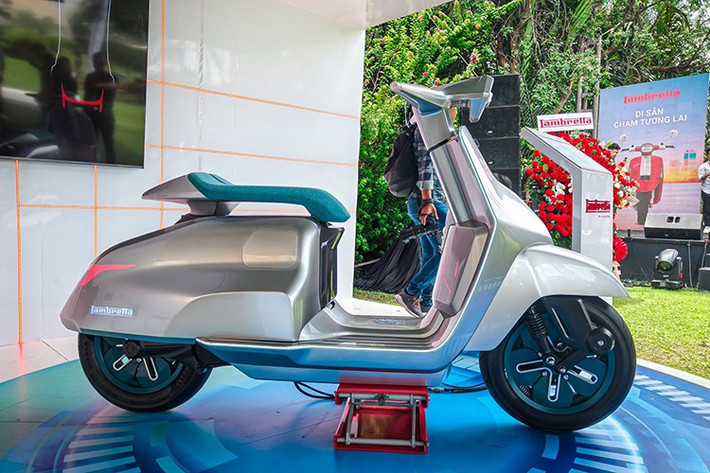 Chiếc scooter Elettra không chỉ mang thiết kế đậm chất tương lai mà còn thể hiện tầm nhìn tiên phong của Lambretta trong kỷ nguyên di chuyển xanh, kết hợp hoàn hảo giữa phong cách Ý sang trọng và công nghệ điện tiên tiến.