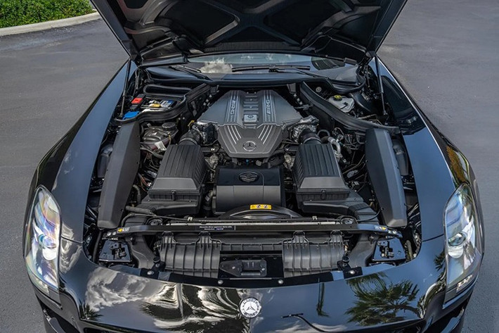 Tuy nhiên, chiếc SLS này được xây dựng như một sự tri ân độc lập cho Mercedes-Benz 300 SL Gullwing huyền thoại từ những năm 1960 và động cơ hút khí tự nhiên kiểu cũ của nó tràn đầy cá tính. Xe được hoàn thiện trong màu đen - Obsidian Black Metallic và có gói Final Edition, bổ sung nắp ca-pô sợi carbon bóng, cánh lướt gió trước và cánh hậu cố định.