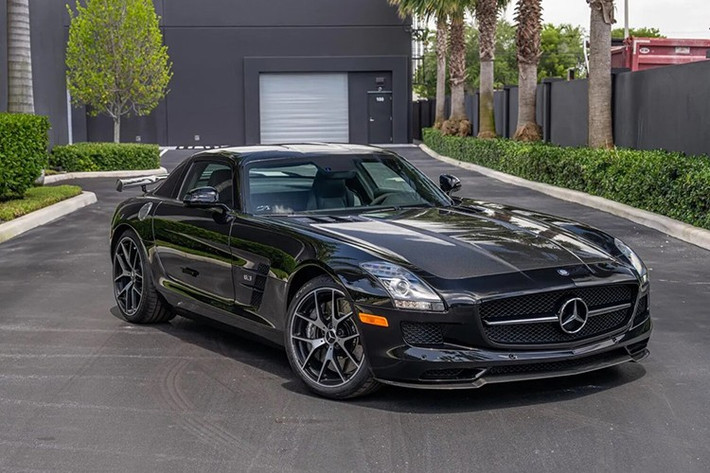 Mercedes-Benz SLS AMG GT Final Edition 2015 được xem là biểu tượng chiếc xe thể thao đỉnh cao của thương hiệu. Sau 10 năm, chiếc xe lên sàn đấu giá Bring a Trailer với odo 1.700 dặm (2.735 km). Đây là cơ hội cuối cùng sở hữu một trong số 350 chiếc SLS phiên bản Final Edition.