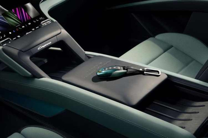 Để phân biệt với các biến thể khác, Porsche đã tinh chỉnh nhẹ thiết kế phần cản trước và sau của Cayenne S với các chi tiết được sơn màu xám Volcano Grey Metallic. Khách hàng tại thị trường quốc tế có thể lựa chọn tới 13 màu sơn ngoại thất cùng nhiều tùy chọn cao cấp như phanh gốm carbon.