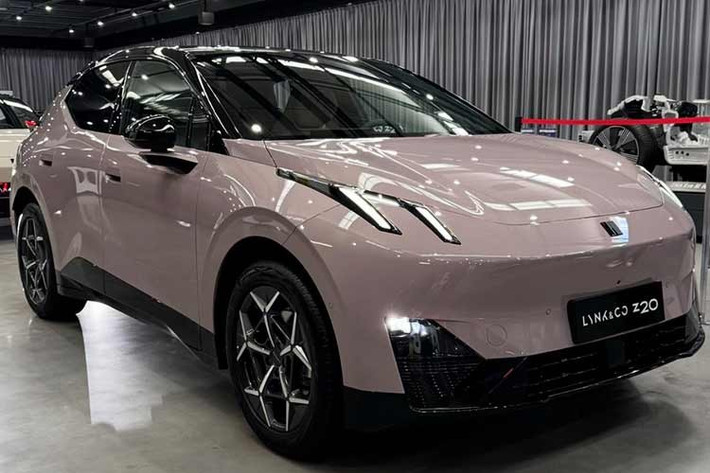 Các đại lý kinh doanh xe Lynk &amp; Co chính hãng cho biết đã bắt đầu nhận đặt cọc cho mẫu xe điện Lynk &amp; Co 02 2026 mới. Theo kế hoạch, xe dự kiến được đưa về thị trường Việt Nam vào khoảng quý II năm nay. Được biết, thương hiệu xe Trung Quốc này đã từng xác nhận kế hoạch giới thiệu mẫu 02 trong năm nay.