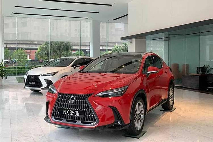 Ở phân khúc cao cấp, một số mẫu xe hybrid của Lexus cũng ghi nhận mức giảm giá đáng chú ý tại đại lý. Theo ghi nhận thị trường, Lexus NX350h giảm từ khoảng 3,42 tỷ đồng xuống còn khoảng 3,27 tỷ đồng. Hai phiên bản Luxury và Premium có giá 3,5 đến 4,33 tỷ đồng được giảm khoảng 150 đến 190 triệu đồng tùy phiên bản.