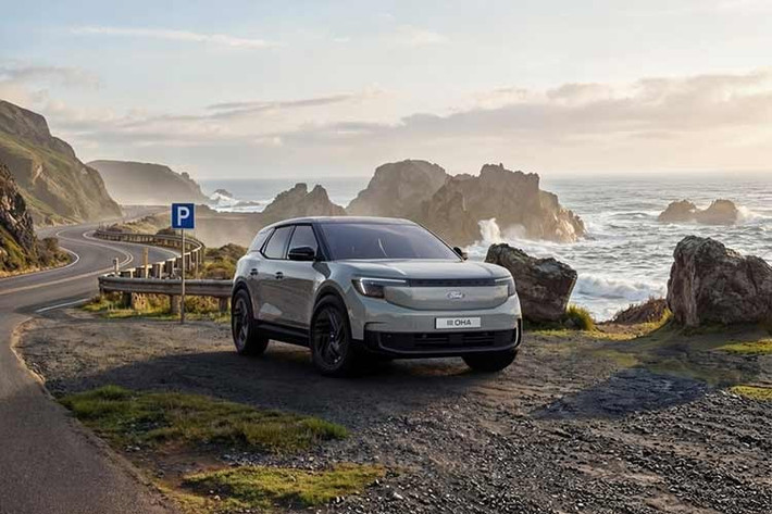 Khoang nội thất Black Onyx có điểm nhấn màu cam trên ghế, dây an toàn và bảng táp-lô. Ghế xe sử dụng chất liệu dệt “2D knit”, được Ford cho biết lấy cảm hứng từ chất liệu của trang phục thể thao cao cấp.