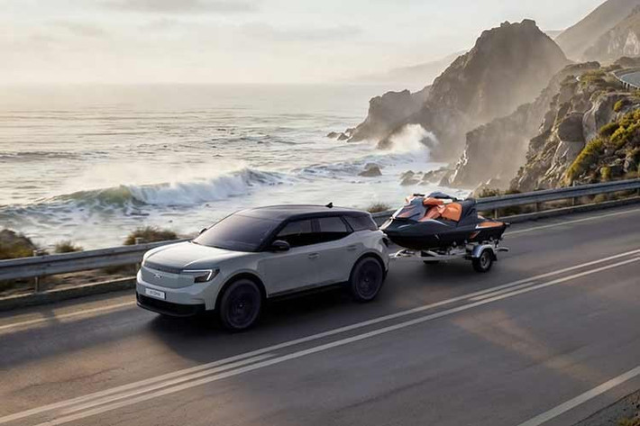 Xe còn có tính năng Reversing Assist, ghi nhớ quãng đường di chuyển gần nhất khoảng 50 m và có thể tự động đánh lái khi lùi xe ra khỏi không gian hẹp. Ngoài ra, Trained Park Assist cho phép người dùng lập trình sẵn một thao tác đỗ xe dài tới 50 m, sau đó xe có thể tự động thực hiện toàn bộ quá trình.