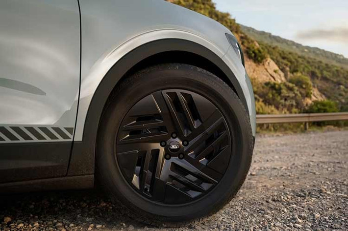 Các công nghệ mới khác gồm chế độ lái một bàn đạp (one-pedal) và hệ thống Driver State Assist giám sát trạng thái người lái. Nếu phát hiện tài xế không phản hồi, xe sẽ bật đèn cảnh báo, dừng an toàn, mở khóa cửa và gọi dịch vụ khẩn cấp.