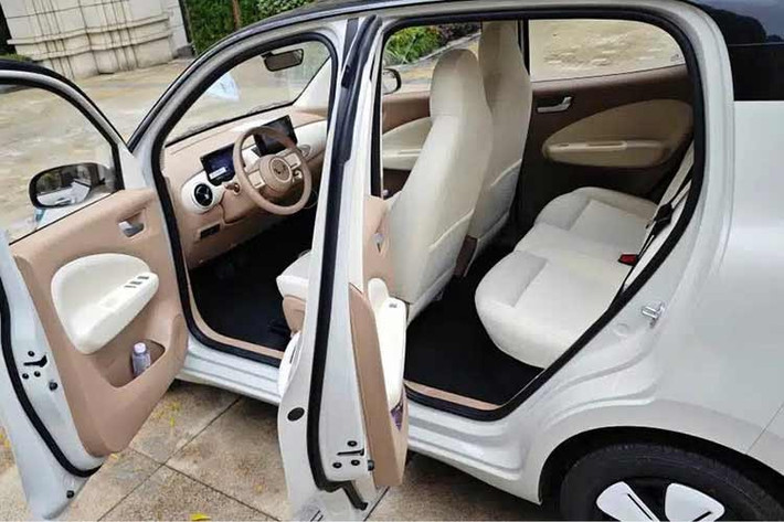 Xe được trang bị vô lăng 2 chấu hình tròn, tích hợp một số phím chức năng, bảng đồng hồ kỹ thuật số 7 inch và màn hình thông tin giải trí 8 inch. Ghế được bọc bằng nỉ màu sáng với núm xoay chuyển số điện tử ở giữa 2 ghế trước.