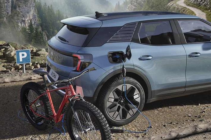 Bên cạnh đó, Ford cũng giới thiệu thêm phiên bản Explorer Collection chạy điện mới với màu sơn Cactus Grey, mâm 20 inch Satin Black, cùng mái xe, ốp gầm và đồ họa thân xe màu đen.