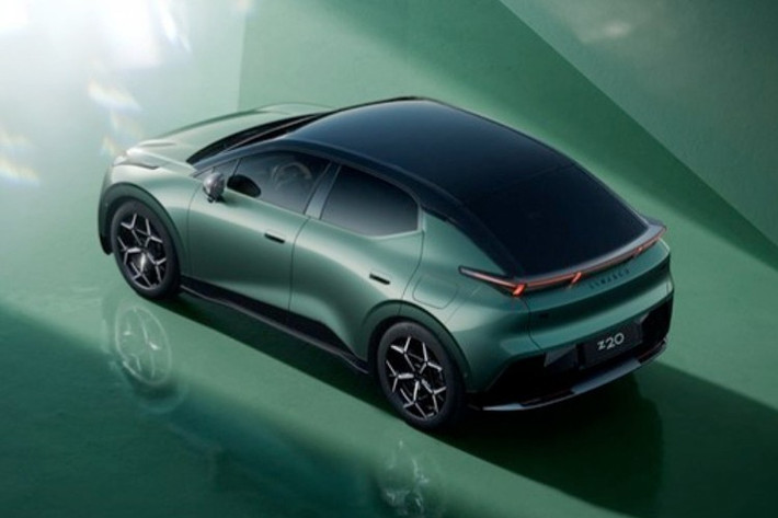 Mặc dù có giá thấp hơn, Lynk &amp; Co Z20 vẫn được cam kết giữ nguyên khả năng vận hành và hiệu suất. Xe sử dụng nền tảng khung gầm SEA với hệ thống treo trước MacPherson, hệ thống treo sau độc lập 5 liên kết, phanh đĩa thông gió Brembo và bộ điều khiển phanh Bosch One-box.