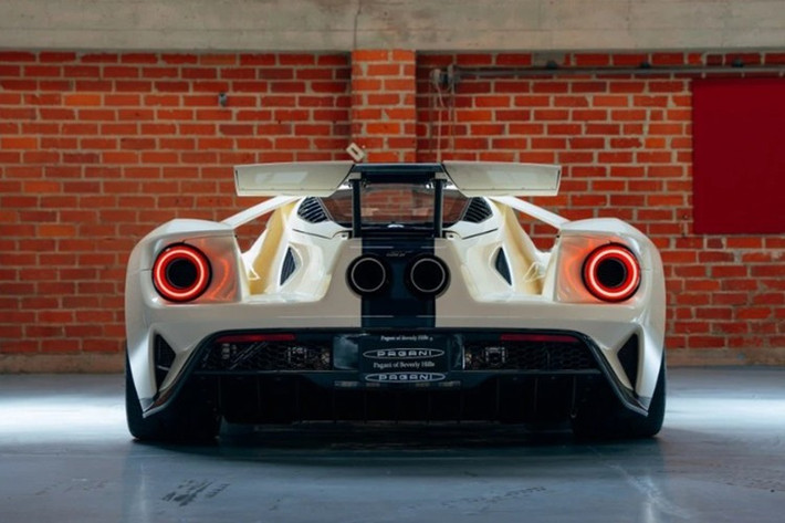 Kể từ đời 2020, xe được nâng cấp với hệ thống ống xả titanium Akrapovic và cánh gió sau điều khiển điện, có khả năng thay đổi góc nghiêng tùy theo chế độ lái và tốc độ.