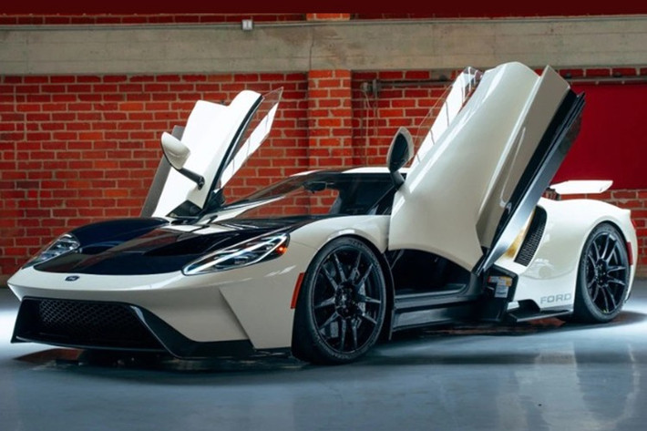Mang trên mình phối màu di sản trắng Wimbledon White và xanh Antimatter Blue, cùng nhiều chi tiết sợi carbon cao cấp, Heritage Edition không chỉ là biểu tượng tôn vinh quá khứ huy hoàng của Ford mà còn là một trong những mẫu GT hiếm nhất, với số lượng sản xuất giới hạn.