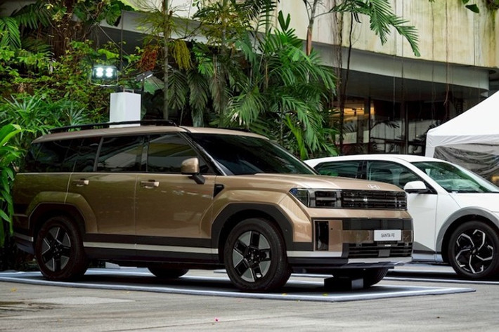 Ngoại hình SantaFe Hybrid tương tự bản động cơ đốt trong với tạo hình vuông vức, bề thế. Ngay từ phiên bản Exclusive tiêu chuẩn, Santa Fe Hybrid 2026 đã sở hữu danh sách trang bị khá đầy đủ với đèn LED chạy ban ngày, đèn hậu LED, đèn chào mừng, kính chắn gió hai lớp và mâm 18 inch đi kèm cốp điện rảnh tay.