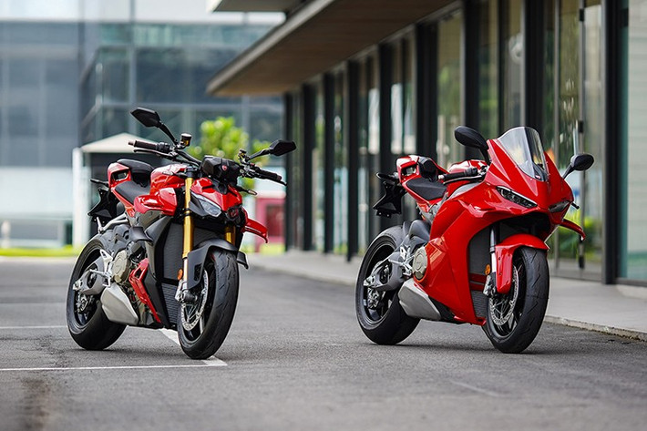 Ngoài, Ducati Streetfighter V4 S thế hệ mới, mẫu Panigale V4 2025 cũng được đưa về nước với giá bán 989 triệu đồng. Ở thế hệ mới, Panigale V4 2025 đã được tinh chỉnh phần quây gió và cụm đèn pha. Kiểu dáng mới sắc nét hơn và đi kèm tấm chắn gió giảm được 4% lực cản so với đời cũ.