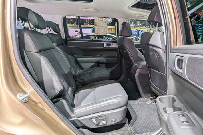 Về trang bị an toàn, Sant Fe Hybrid bản tiêu chuẩn sở hữu đầy đủ các tính năng hỗ trợ lái tiên tiến như: cruise control thông minh Stop &amp; Go, phanh tự động FCA, hỗ trợ giữ làn LKA/LFA, cảnh báo điểm mù, phanh tránh va chạm khi lùi RCCA, cảnh báo mệt mỏi và cảnh báo mở cửa. Mẫu xe này được trang bị 6 túi khí và camera lùi tiêu chuẩn.