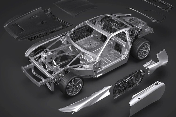 GR GT gây chú ý với thiết kế khí động học thuần chất xe đua, không mang bất kỳ logo Toyota nào – thay vào đó là những huy hiệu GR gắn trên thân xe thấp, dài với phần đầu kéo dài nổi bật.