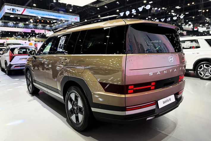 Cung cấp sức mạnh cho SantaFe hybrid tại Thái Lan là động cơ tăng áp 1.6L T-GDI kết hợp mô-tơ điện, tạo ra công suất tổng 235 mã lực và 367 Nm mô-men xoắn. Hệ truyền động này đi cùng hộp số tự động 6 cấp, dẫn động cầu trước. Bộ pin lithium-ion 1,49 kWh đặt dưới sàn, giúp tối ưu không gian và trọng tâm.