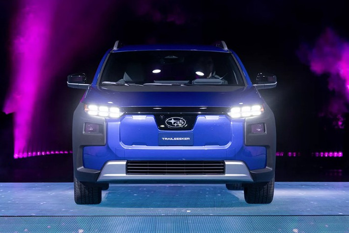 Mẫu xe SUV điện này được trang bị hệ thống đèn pha LED, cốp sau chỉnh điện, mâm hợp kim 18 inch và gạt mưa tự động. Xe có khoảng sáng gầm lên tới 211 mm – cao hơn cả Jeep Cherokee mới.